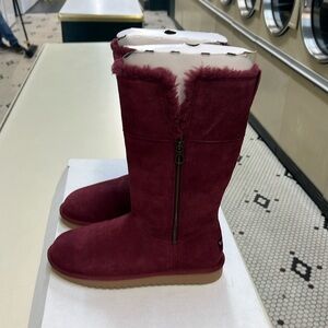 These are a women’s size 9 Koolaburra burgundy winter boot by Uggs